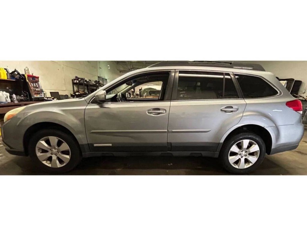 2011 Subaru Outback Image 2