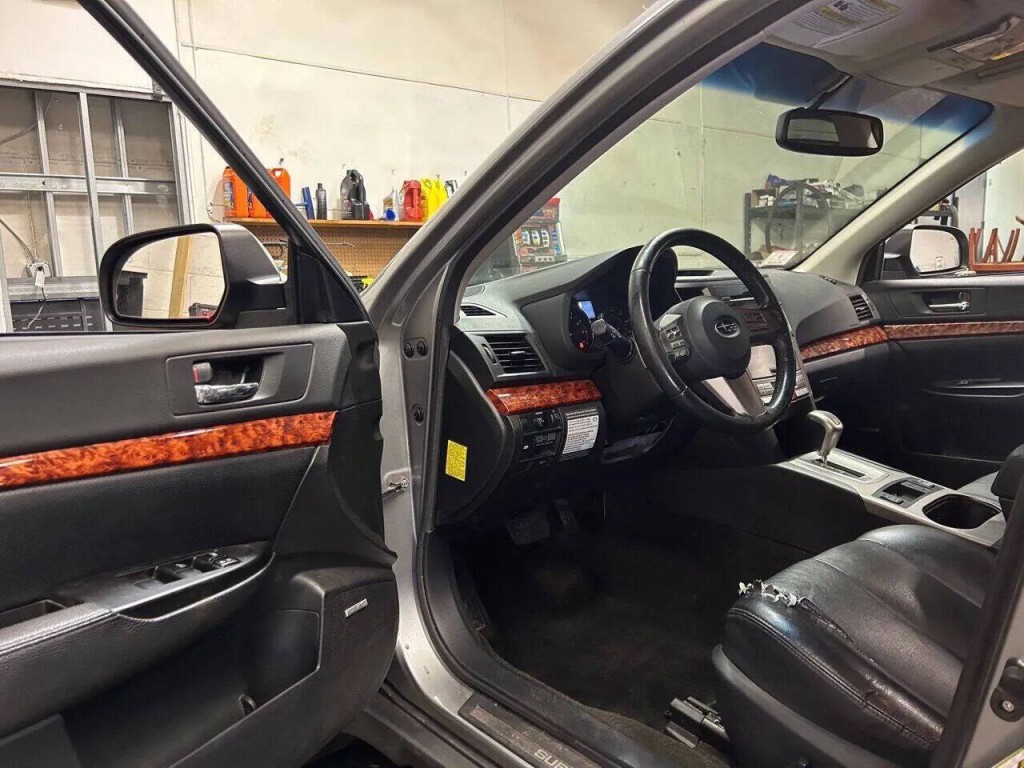 2011 Subaru Outback Image 10