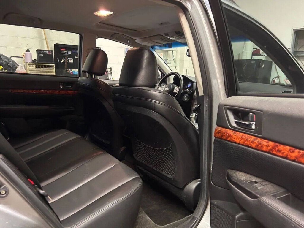 2011 Subaru Outback Image 12