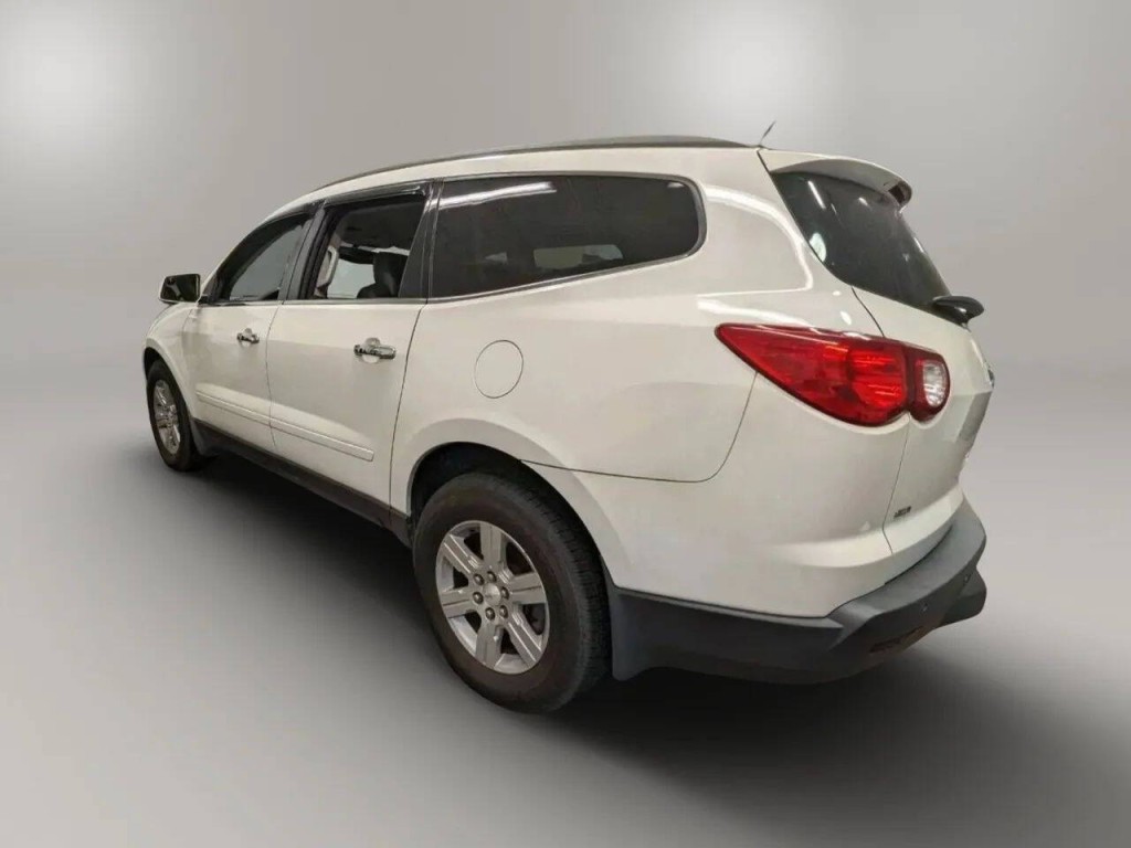 2011 Chevrolet Traverse Image 2