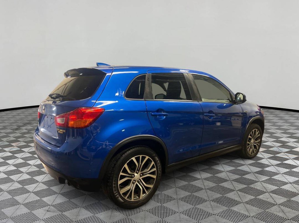 2017 Mitsubishi Outlander Image 2