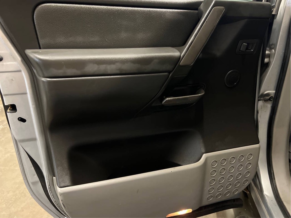 2004 Nissan Titan Image 14