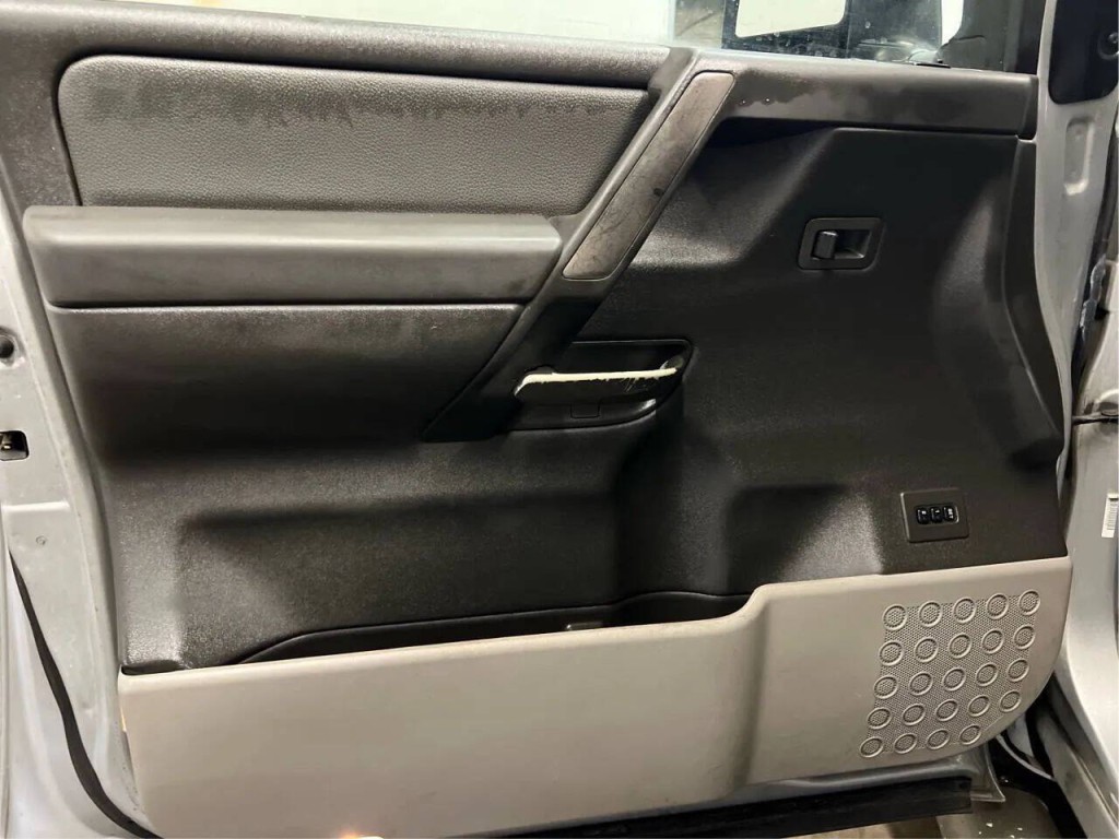2004 Nissan Titan Image 13