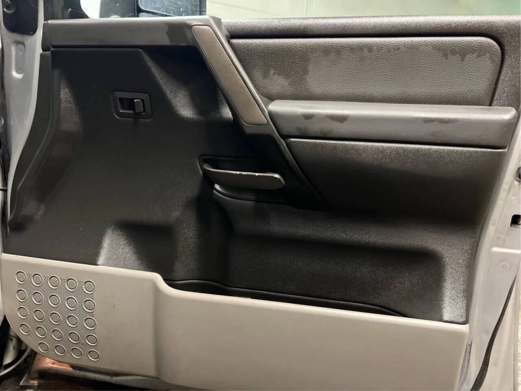 2004 Nissan Titan Image 18