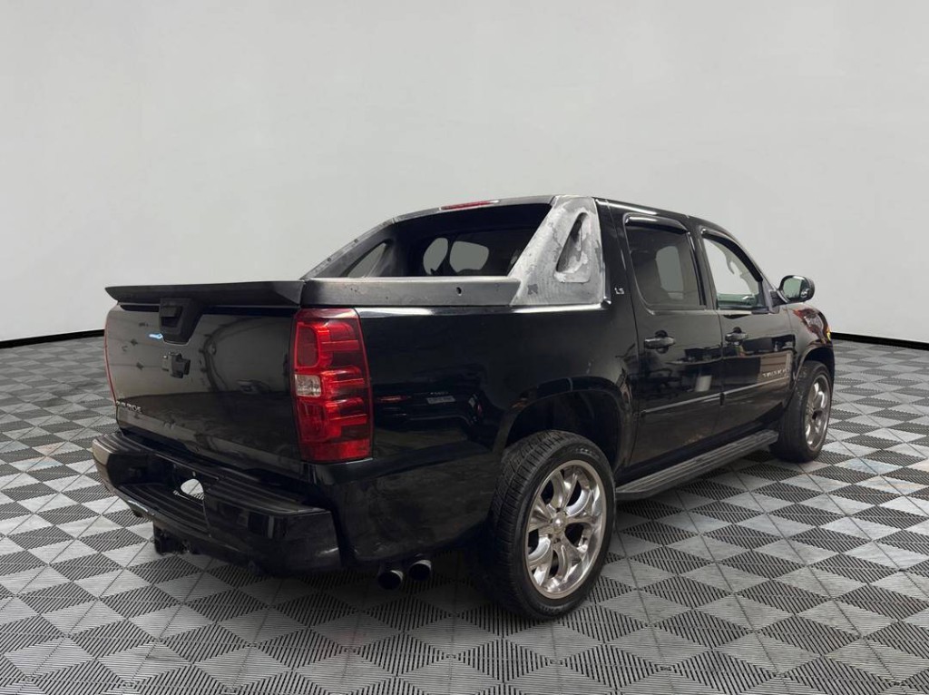 2008 Chevrolet Avalanche Image 2