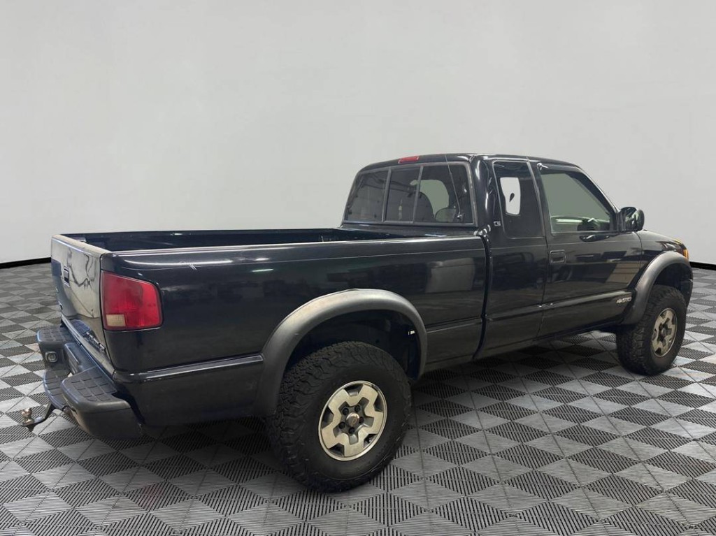2003 Chevrolet S10 Image 2