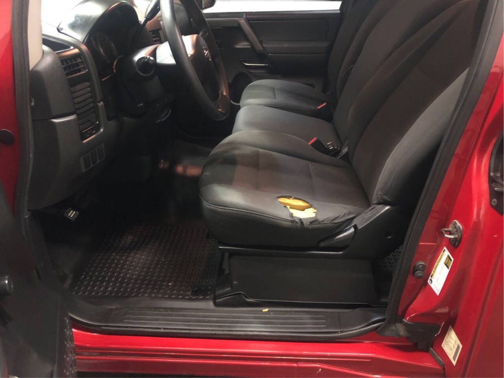 2010 Nissan Titan Image 8