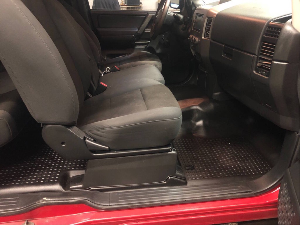 2010 Nissan Titan Image 12