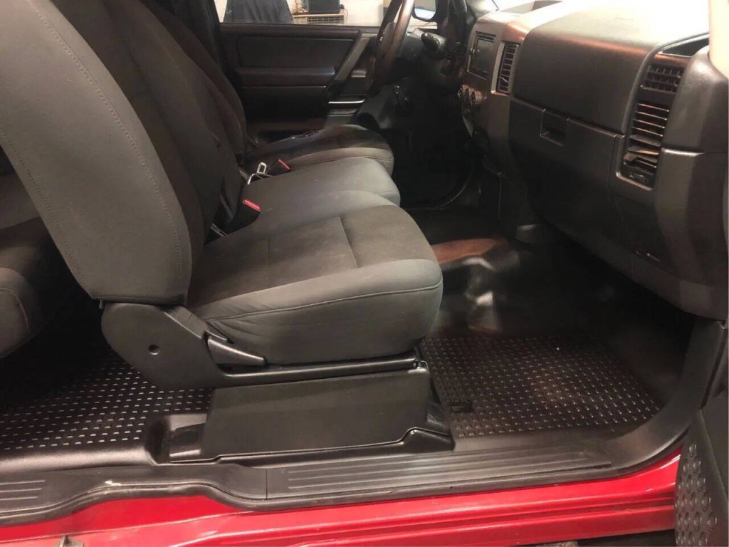 2010 Nissan Titan Image 12