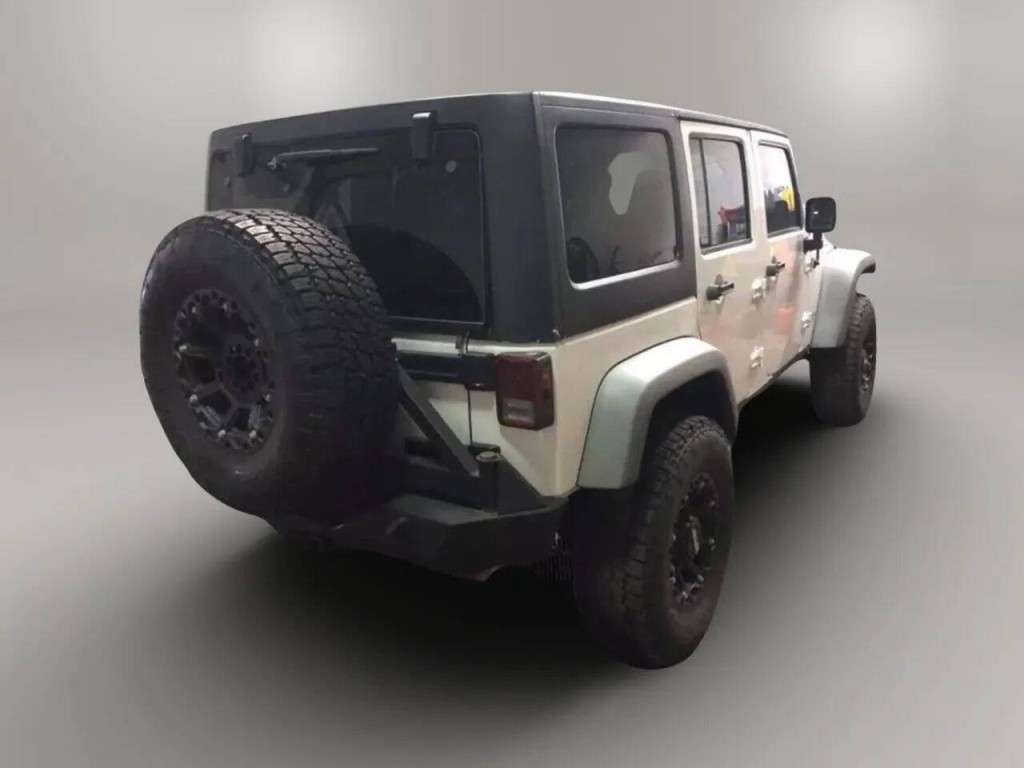 2011 Jeep Wrangler Unlimited Image 3