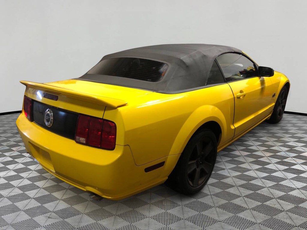 2006 Ford Mustang Image 2