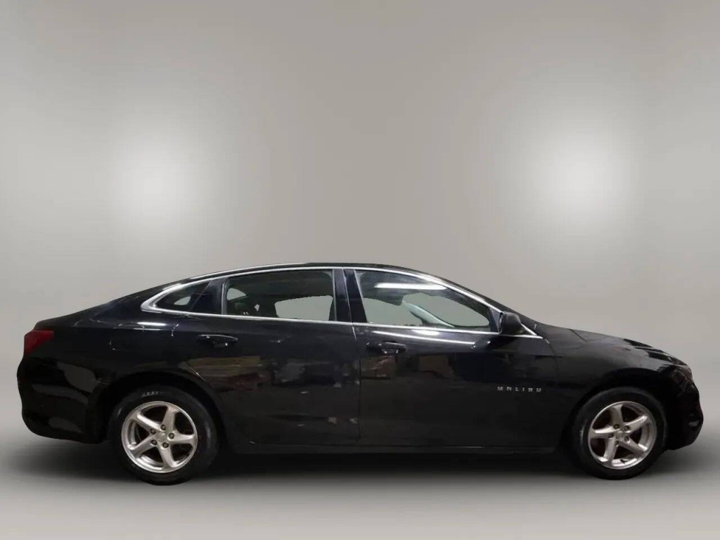 2016 Chevrolet Malibu Image 2