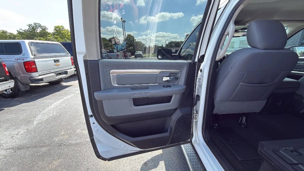 2017 RAM 1500 Image 11