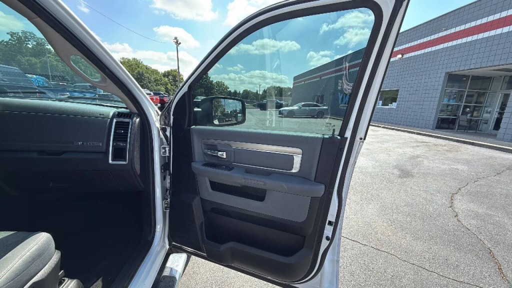 2017 RAM 1500 Image 15