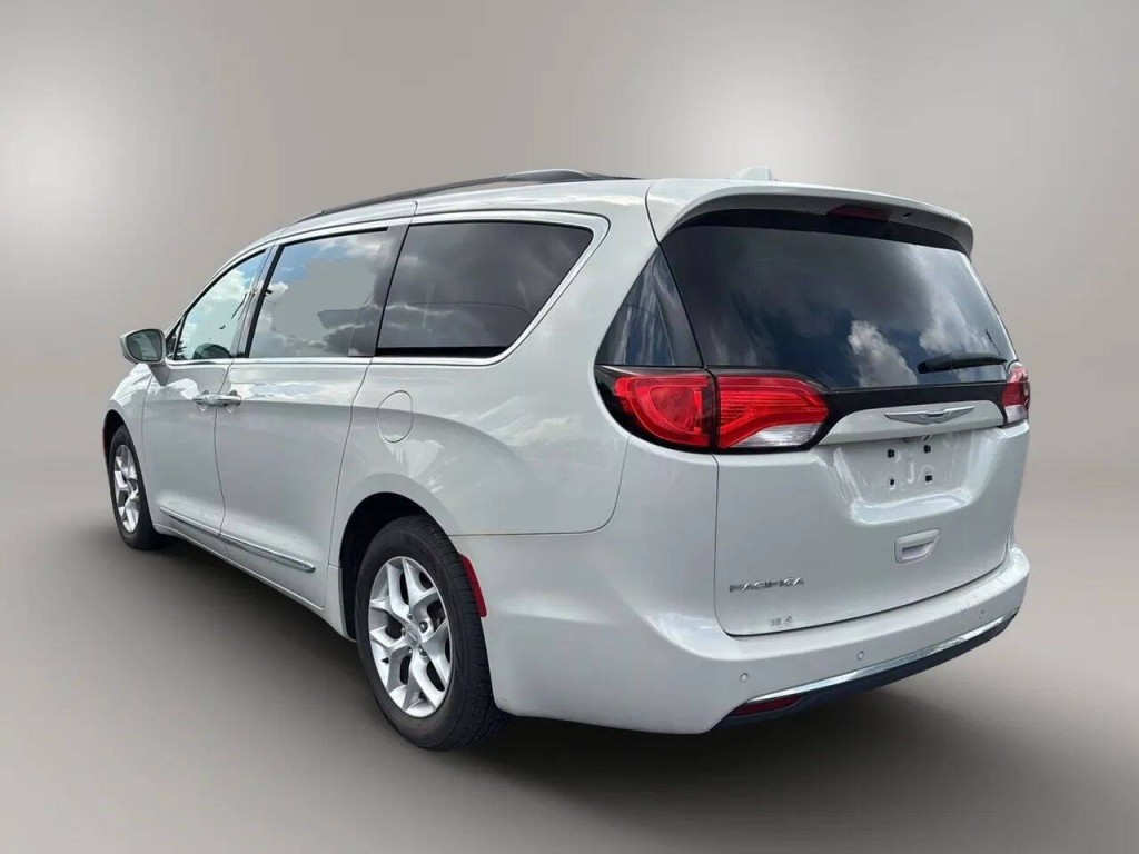 2017 Chrysler Pacifica Image 3