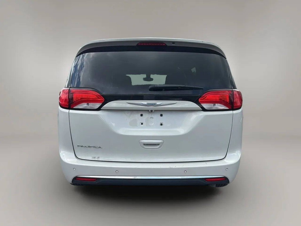 2017 Chrysler Pacifica Image 4