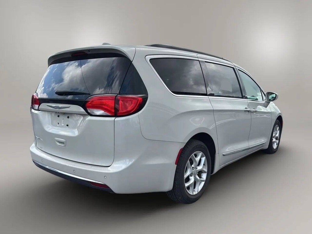 2017 Chrysler Pacifica Image 5