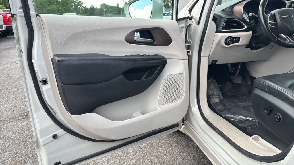 2017 Chrysler Pacifica Image 9
