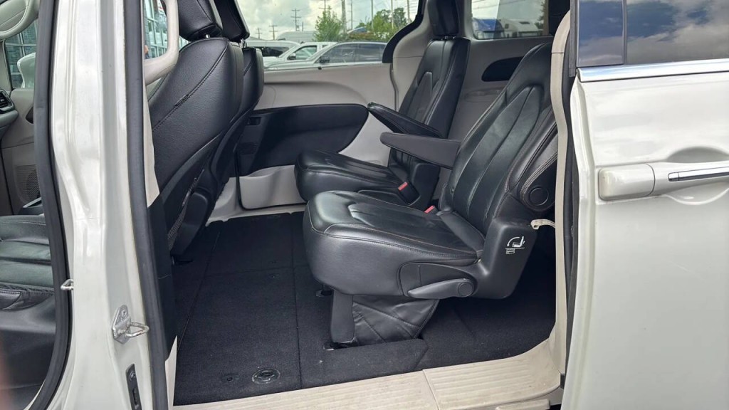 2017 Chrysler Pacifica Image 11