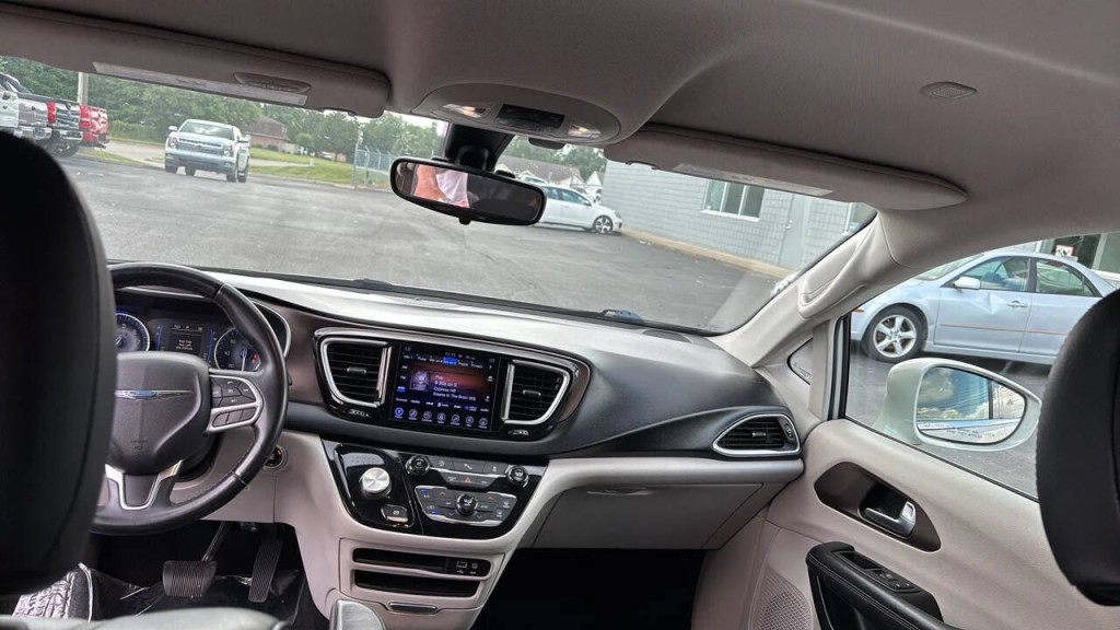 2017 Chrysler Pacifica Image 12