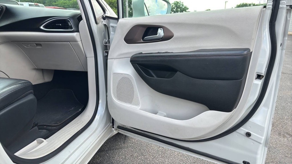 2017 Chrysler Pacifica Image 15