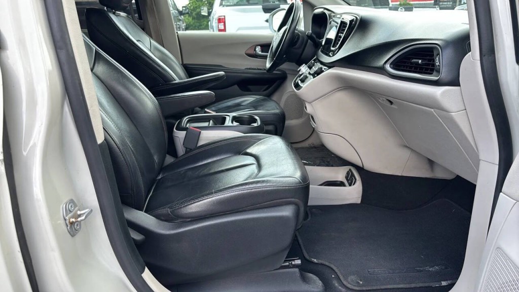 2017 Chrysler Pacifica Image 16