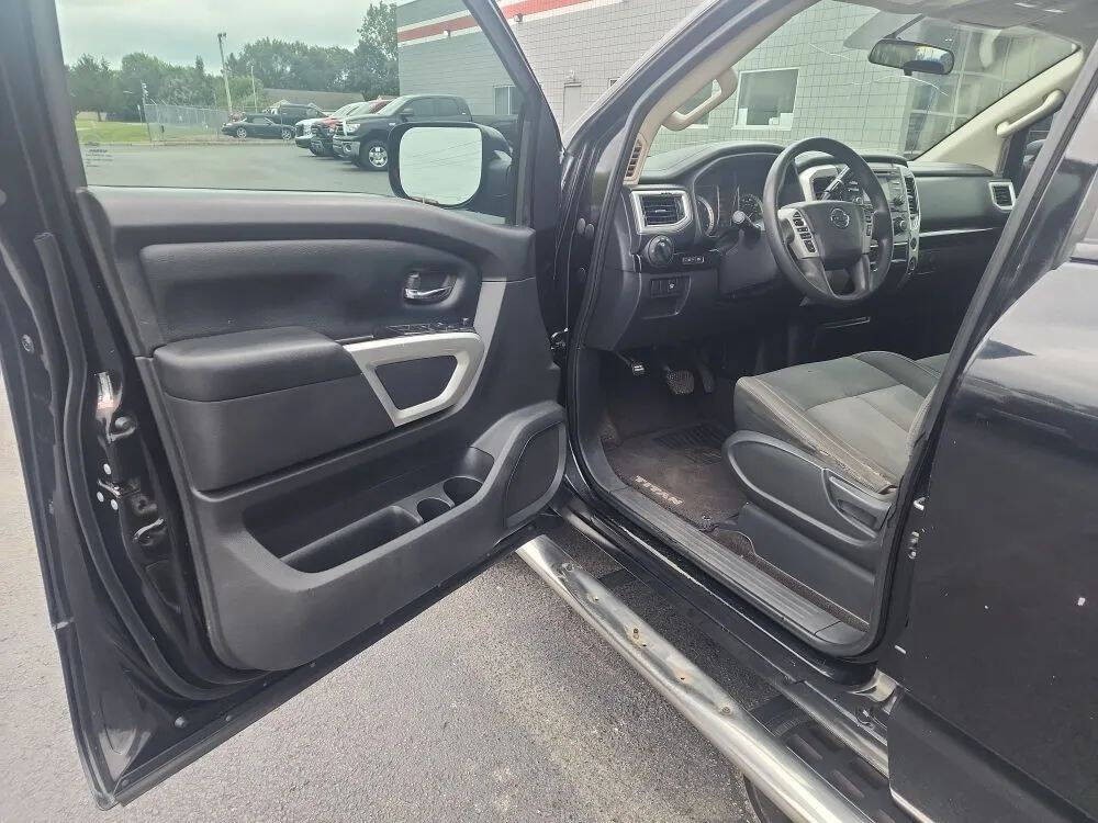 2017 Nissan Titan Image 7