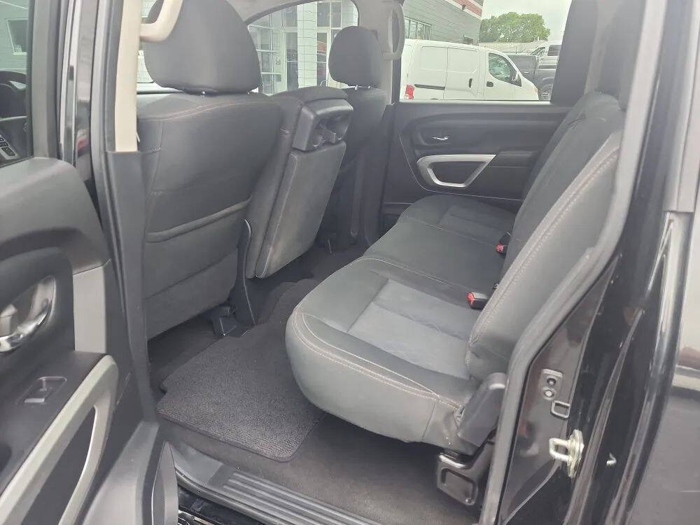 2017 Nissan Titan Image 8