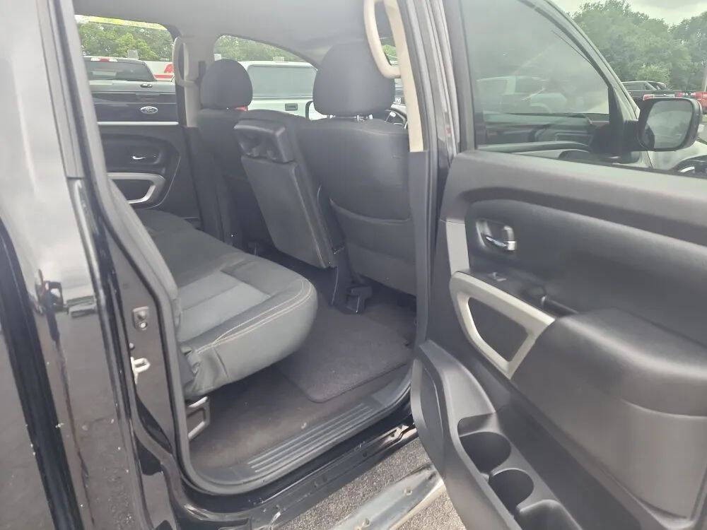 2017 Nissan Titan Image 9