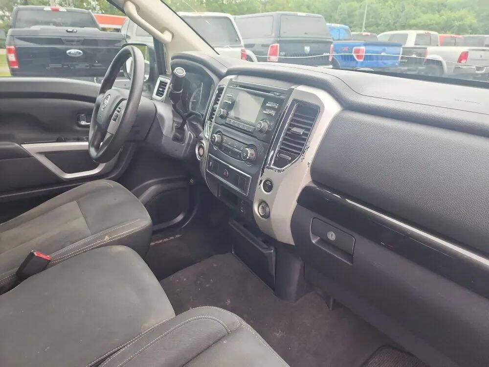 2017 Nissan Titan Image 10