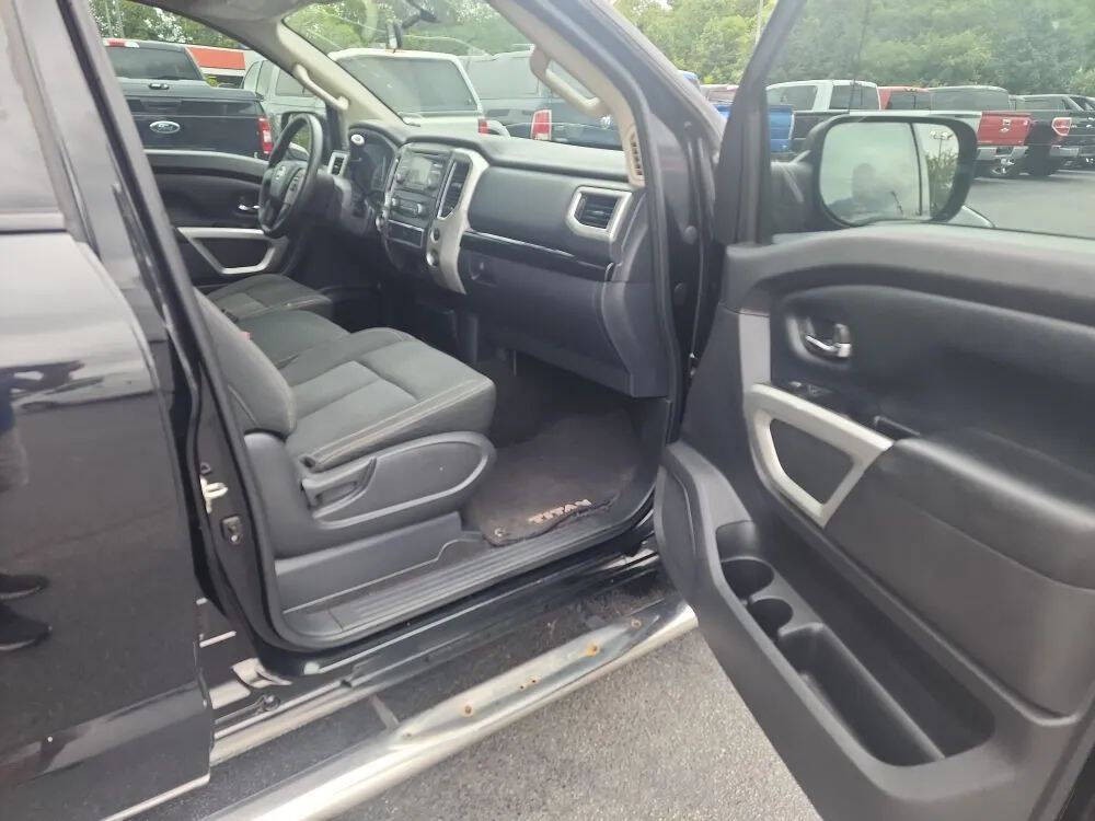 2017 Nissan Titan Image 11
