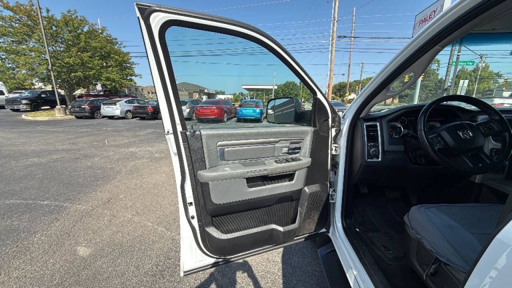 2015 RAM 1500 Image 9