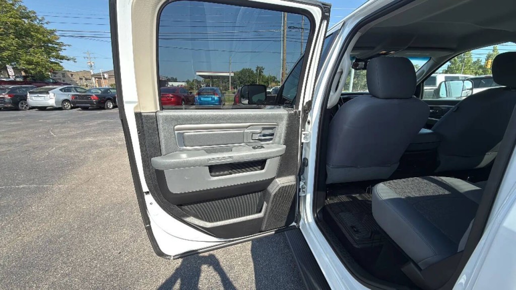 2015 RAM 1500 Image 11