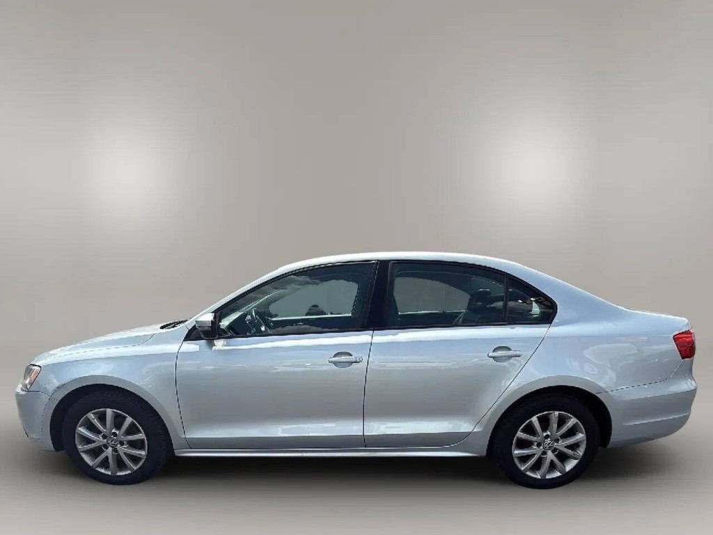 2011 Volkswagen Jetta Image 2