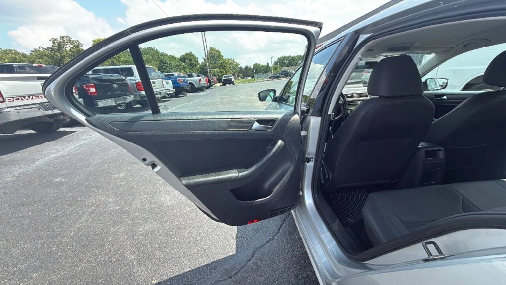 2011 Volkswagen Jetta Image 11