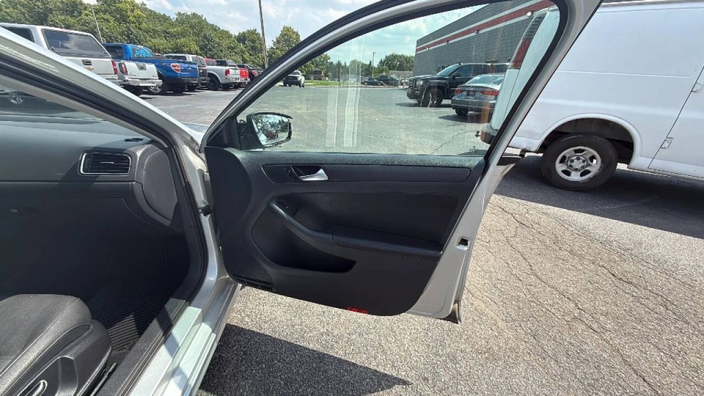 2011 Volkswagen Jetta Image 16