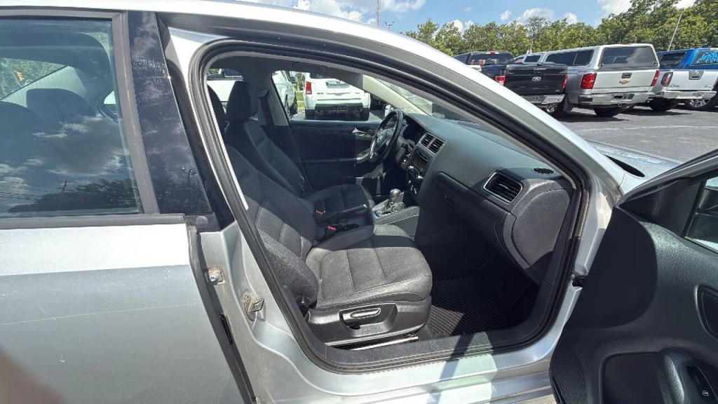 2011 Volkswagen Jetta Image 17