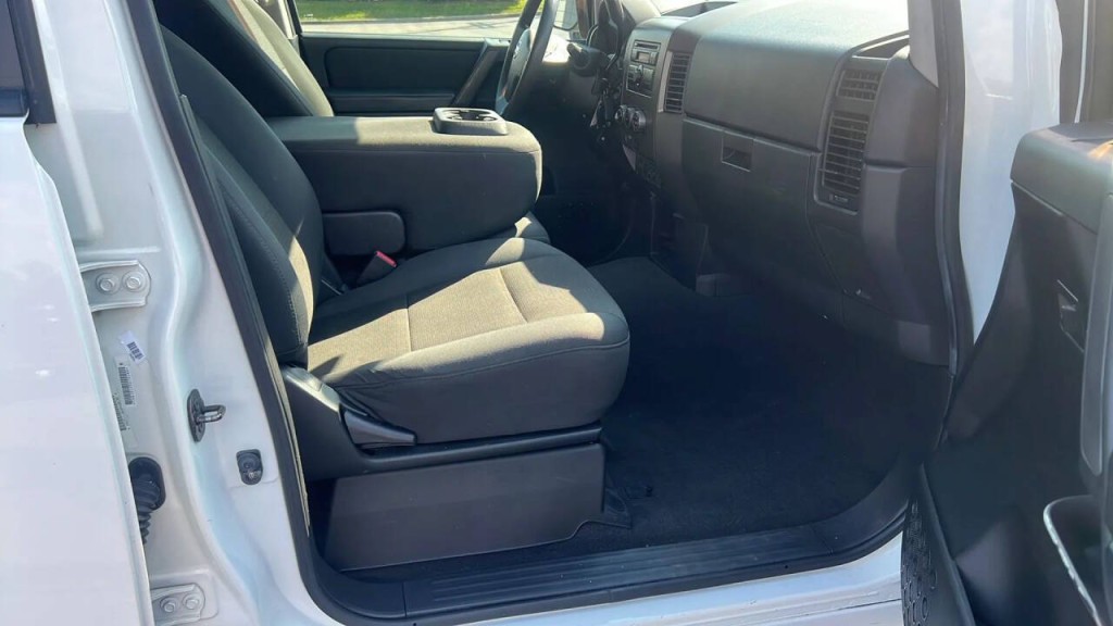2011 Nissan Titan Image 17