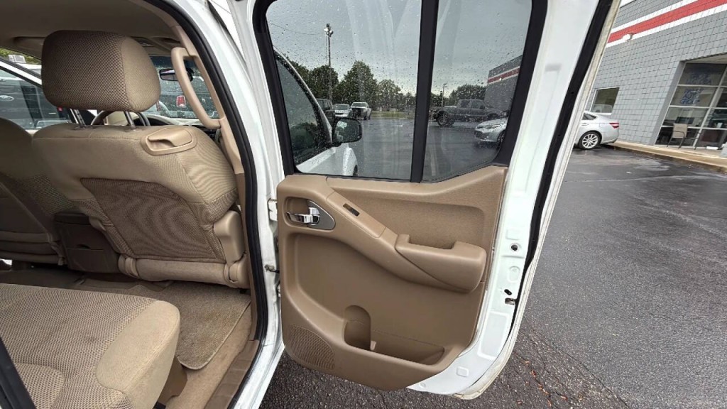 2007 Nissan Frontier Image 16
