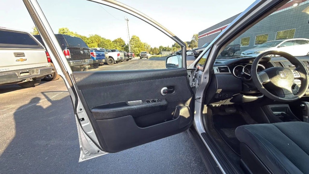 2010 Nissan Versa Image 9