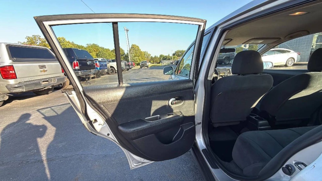 2010 Nissan Versa Image 11