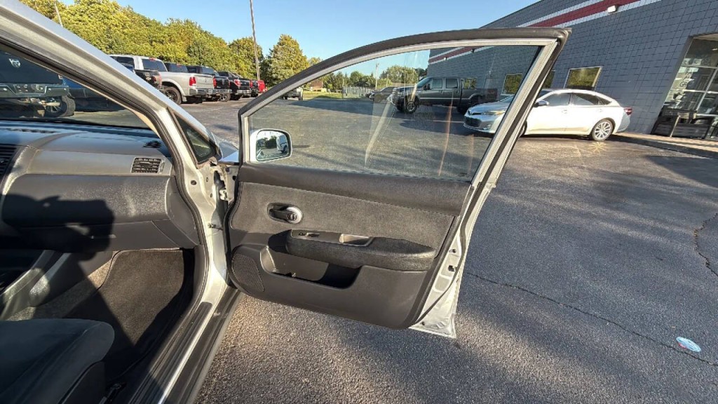 2010 Nissan Versa Image 16