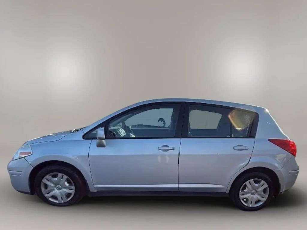 2010 Nissan Versa Image 2