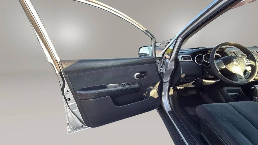 2010 Nissan Versa Image 9