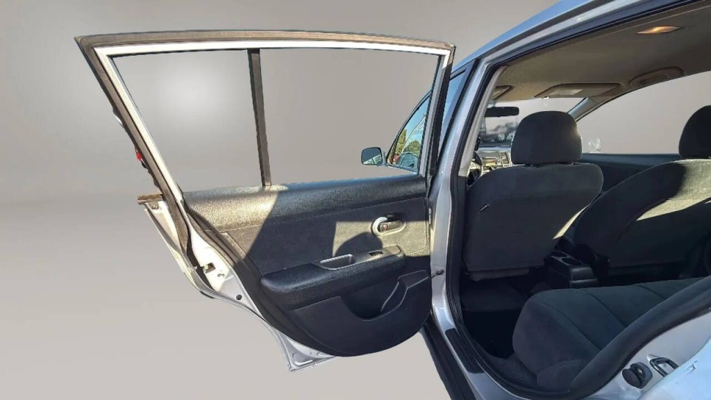 2010 Nissan Versa Image 11