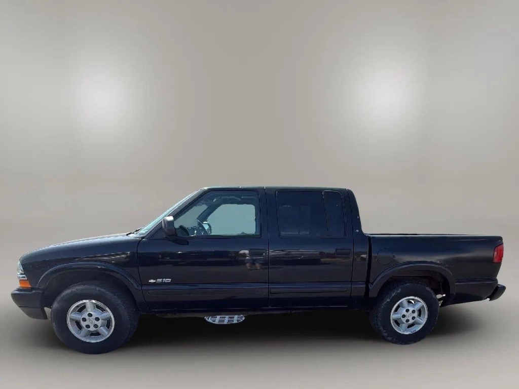 2003 Chevrolet S10 Image 2