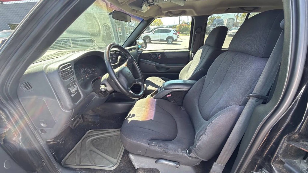 2003 Chevrolet S10 Image 10