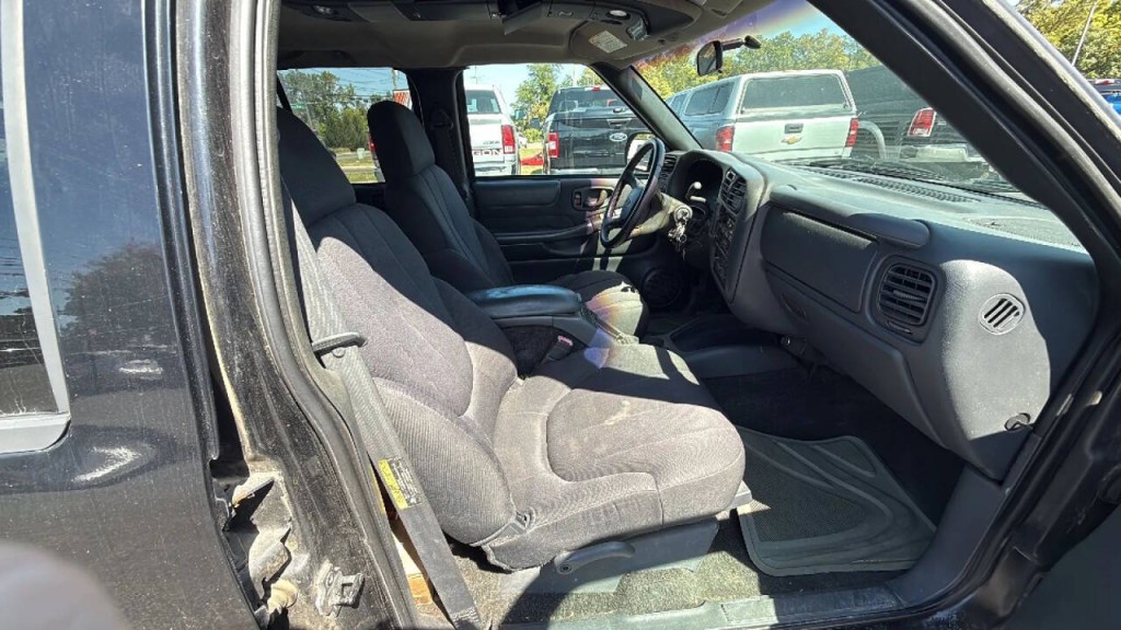 2003 Chevrolet S10 Image 17