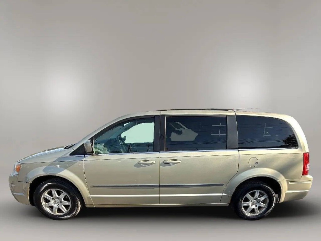 2010 Chrysler Town & Country Image 2
