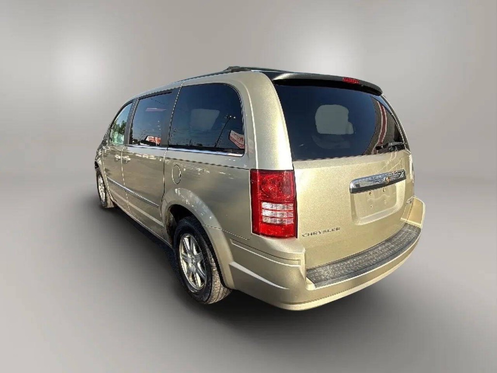 2010 Chrysler Town & Country Image 3